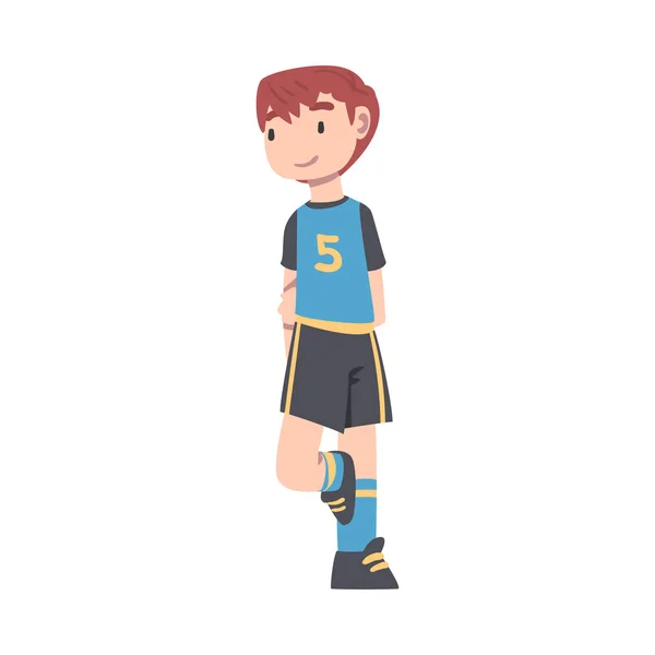 Personnage mignon de joueur de football d'enfant, garçon en uniforme de sport noir et bleu jouant au football sur l'illustration vectorielle de style de bande dessinée de terrain de sport d'école — Image vectorielle