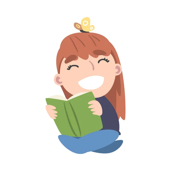 Chica feliz sentado en el piso y libro de lectura, Niño adorable lindo disfrutando de la literatura, Escuela Primaria Carácter del estudiante Dibujos animados Estilo Vector Ilustración — Vector de stock