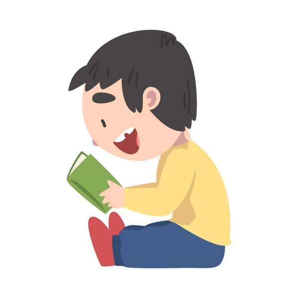 幸せな笑顔の男の子が床に座って読書本を読んで、愛らしい子供文学を楽しんで、小学校の学生のキャラクター漫画スタイルベクトルイラスト — ストックベクタ