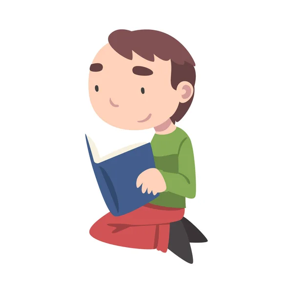 Bambino seduto e libro di lettura, Ragazzo adorabile che gode di letteratura, scuola elementare studente personaggio cartone animato stile vettoriale illustrazione — Vettoriale Stock