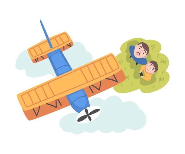 Padre e suo figlio lancio modello aereo, Vista dall'alto di felice genitore e bambino trascorrere del tempo insieme all'aperto stile cartone animato vettoriale Illustrazione — Vettoriale Stock
