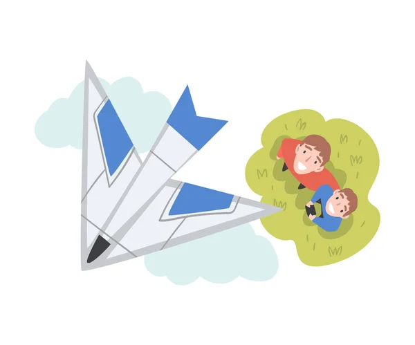 Pai e filho lançando Aeromodel, Vista de cima de Miling Man e Boy Passar o tempo juntos ao ar livre, Aeromodelling Cartoon Style Vector Ilustração — Vetor de Stock