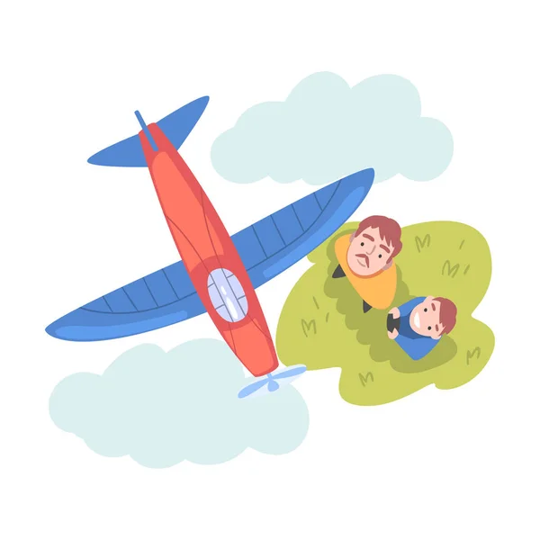 Pai e seu filho lançando Aeromodel ou Glider, Vista de cima de feliz pai e filho passar tempo juntos ao ar livre, Aeromodelling Conceito Cartoon Style Vector Ilustração — Vetor de Stock
