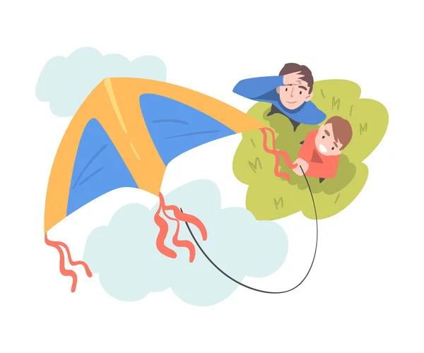 Papai e filho brincando de papagaio ao ar livre, vista superior do homem alegre e menino assistindo no Flying Kite Cartoon Style Vector Ilustração — Vetor de Stock