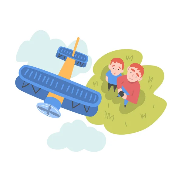 Papai e seu filho lançando o modelo de aeronave, vista de cima de pais e crianças assistindo no avião voador ao ar livre, Aeromodelling conceito Cartoon estilo Vector ilustração — Vetor de Stock