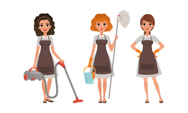 Ragazze in grembiule che fanno i lavori domestici, Giovani donne in uniforme lavaggio e aspirapolvere, Impresa di Pulizia Cartoon Style Vector Illustrazione — Vettoriale Stock