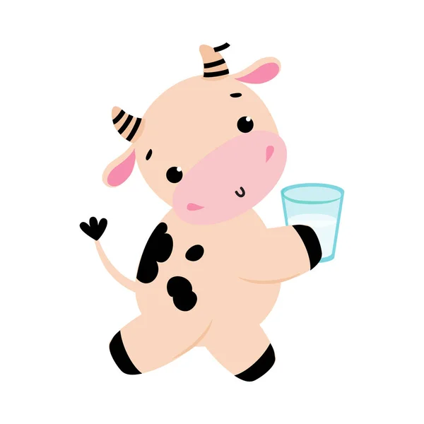 Vaca pequeña linda que lleva el vaso de leche, ilustración divertida adorable del carácter de la historieta del animal de la granja Vector — Vector de stock