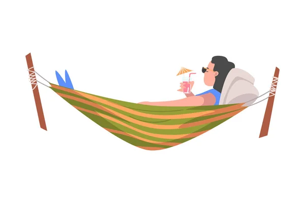 Mulher deitada em rede e bebendo Cocktail Vector Ilustração —  Vetores de Stock