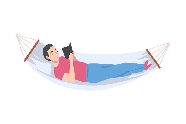 Ung Man Liggande i Hammock och Läsbok Vektor Illustration — Stock vektor