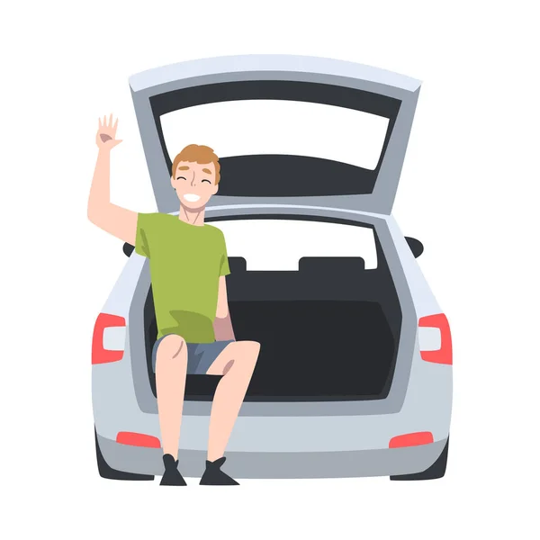 Strahlender Mann sitzt im Kofferraum des Autos und winkt mit der Hand, um Vektor-Illustration zu machen — Stockvektor