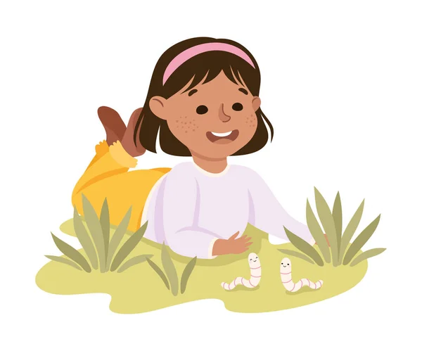 Adorabile ragazza sdraiata sul prato a guardare bruchi, Salvare il mondo, Ecologia concetto cartone animato vettoriale Illustrazione — Vettoriale Stock