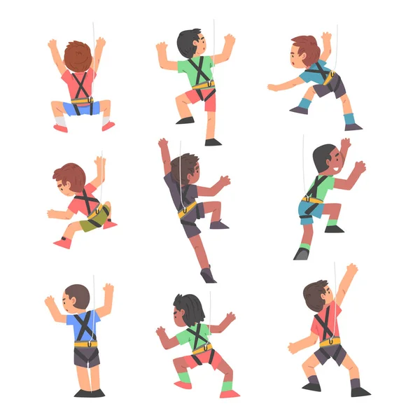 Chico escaladores personajes conjunto, lindo niños escalada pared, chicos haciendo deporte o divertirse en aventura parque dibujos animados estilo vector ilustración — Vector de stock