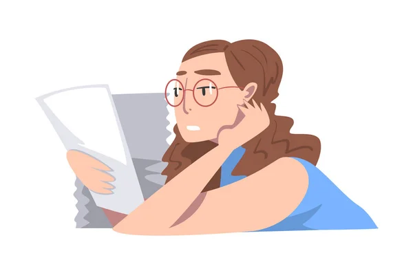 Personaje de mujer con exceso de trabajo en gafas en la mesa con pila de papeles Vector Ilustración — Vector de stock