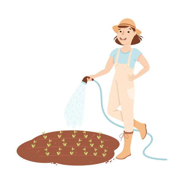 Młode kobiety rolnik lub rolnik podlewania roślin z węża wodnego Ilustracja wektora — Wektor stockowy