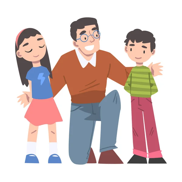 Vrolijke vader knuffelen zijn zoon en dochter, vaderschap concept cartoon stijl vector illustratie — Stockvector