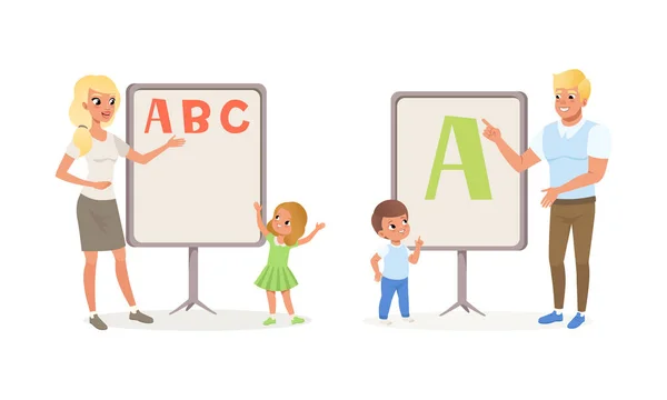 Симпатичные дети изучают алфавит со своими учителями на уроке набор, образование детей и воспитание концепции мультфильм вектор иллюстрации — стоковый вектор