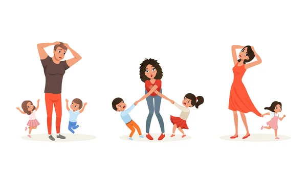 Set de padres e hijos cansados, papá y mamá agotados estresados con niños traviesos y juguetones ilustración vectorial de dibujos animados — Vector de stock