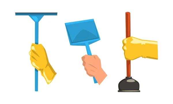 Handen met schoonmaakgereedschap set, Hand vasthouden Squeegee, Scoop, Plunger Cartoon Vector Illustratie — Stockvector