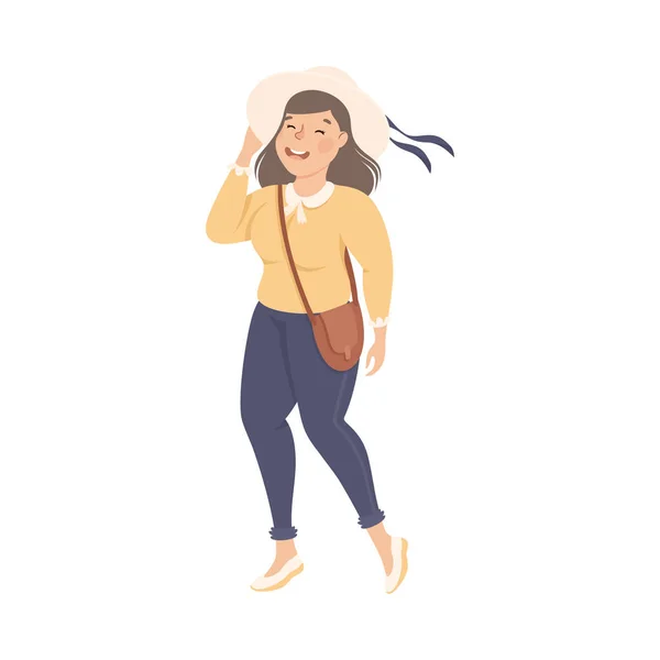 Corpo positivo ou Plus tamanho sorridente mulher andando segurando seu chapéu Vector Ilustração — Vetor de Stock