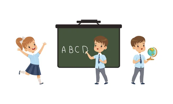 Elementary School Students Studying at Lesson, Cute Boys and Girls Standing on front of Blackboard, Back to School Concept Cartoon Vector Illustration — Vector de stock
