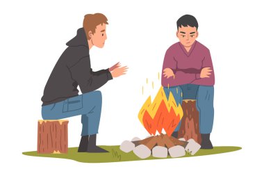 İki Genç Adam Kamp Ateşinin yanında Oturuyor ve Isınıyor, Erkek Turistler Yürüyüşe Çıkıyor, Yaz Tatili Çizgi Film Modeli Şekilinde Rahatlıyor