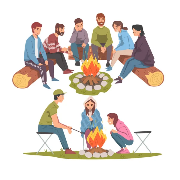 Personnes assises près d'un feu de camp Ensemble chauffant et parlant, Touristes Randonnée pédestre, camping et détente pendant les vacances d'été Illustration vectorielle de style dessin animé — Image vectorielle