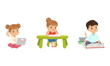 Kitap Yığını İnceleme ve Öğrenme Öğrenme Bilgi Vektörü Seti Olan Sevimli Küçük Çocuklar