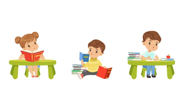 Aranyos kisgyerekek egy csomó könyvet Tanulás és tanulás megszerzése Tudásvektor készlet — Stock Vector