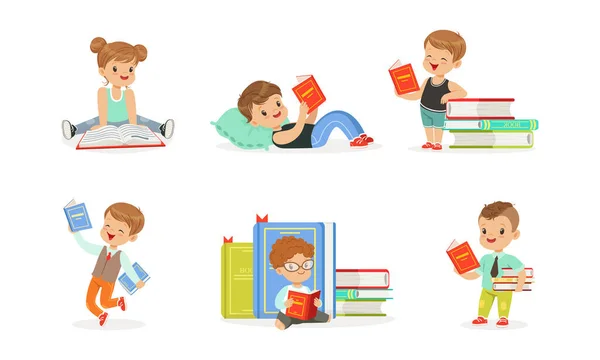 Cute Kids Reading Books Set, Tiny Adorable Boys and Girls Sitting on Stack of Books, Niños disfrutando de la lectura Literatura Dibujos animados Vector Ilustración — Vector de stock