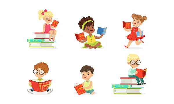 可爱的男孩和女孩阅读书籍集，孩子们坐在地板上享受阅读文学的乐趣，学习漫画病媒图解 — 图库矢量图片