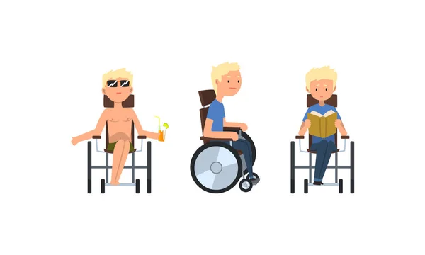 Homme blond handicapé dans un livre de lecture en fauteuil roulant et un ensemble de vecteurs de cocktail à boire au soleil — Image vectorielle