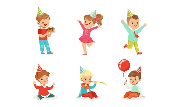 Happy Kids Celebrating Birthday Set, Roztomilý Roztomilý Little Boys and Girls having Fun at Party Cartoon Vector Illustration — Stockový vektor