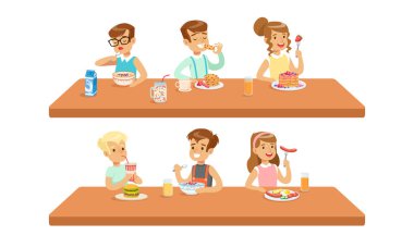 Sevimli Neşeli Çocuklar Masa ve Yemek Seti, Erkekler ve Kızlar Kahvaltı Yapıyor veya Öğle Yemeği Resimleri