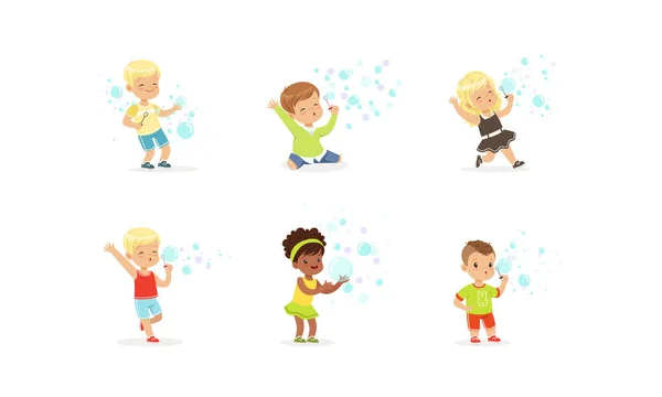 Happy Lovely Kids spielen Seifenblasen-Set, niedliche Jungen und Mädchen blasen Blasen aus und haben Spaß bei Urlaub oder Geburtstagsfeier Cartoon Vector Illustration — Stockvektor