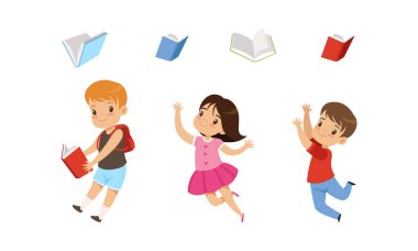 Sevimli çocuklar neşeyle zıplıyor ve kitapları hava vektörü setine fırlatıyor.