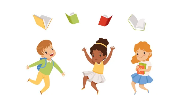 Lindos niños saltando con alegría y arrojando libros en el conjunto de vectores de aire — Vector de stock