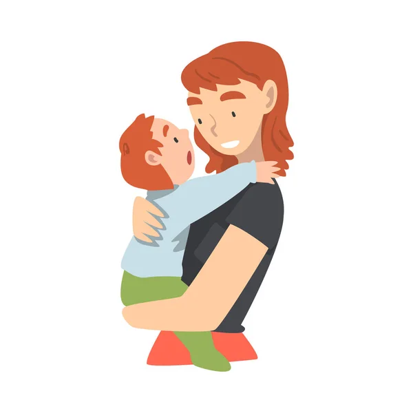 Alegre mamá joven sosteniendo a su bebé pequeño, crianza feliz, maternidad y cuidado de los niños ilustración vectorial de dibujos animados — Vector de stock