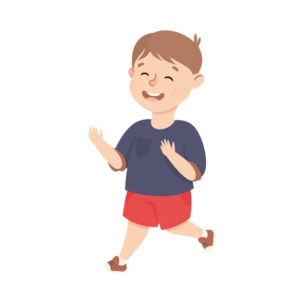 Menino feliz correndo vestindo calções vermelhos e camiseta azul, criança pré-escolar se divertindo em fundo branco isolado Vector Ilustração — Vetor de Stock