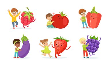 Şirin Küçük Çocuklar Eğleniyor ve Büyük Meyveler ve Sebzelerle Oynuyor