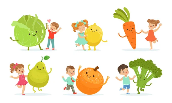 Schattig kleine kinderen hebben plezier en spelen met Big Fruit en groenten Vector Set — Stockvector