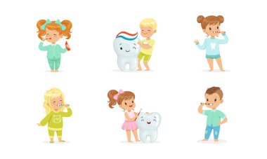 Diş macunu ve diş fırçası vektörü setiyle dişlerini fırçalayan şirin küçük oğlan ve kız.