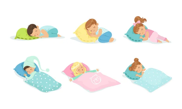 Roztomilé malé chlapce a dívky spí sladce na měkkých polštářích a pod teplými přikrývkami vektorové sady — Stockový vektor
