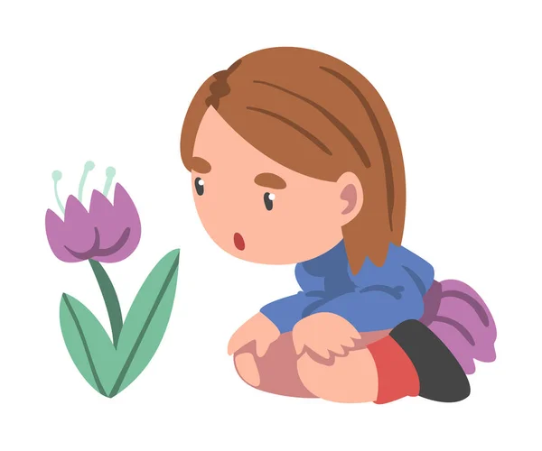 Chica curiosa sentada cerca de florecer flor estudiar planta y explorar entorno Vector ilustración — Vector de stock