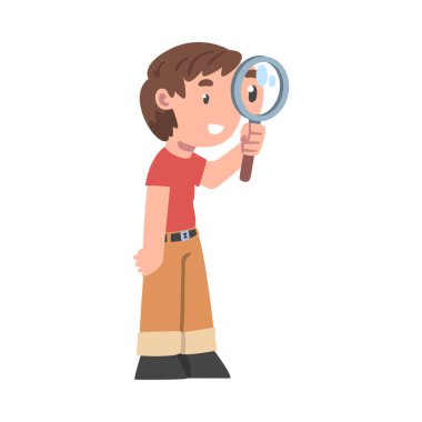 Küçük çocuk elinde büyüteçle duruyor ve ilginç bir şeye bakıyor.