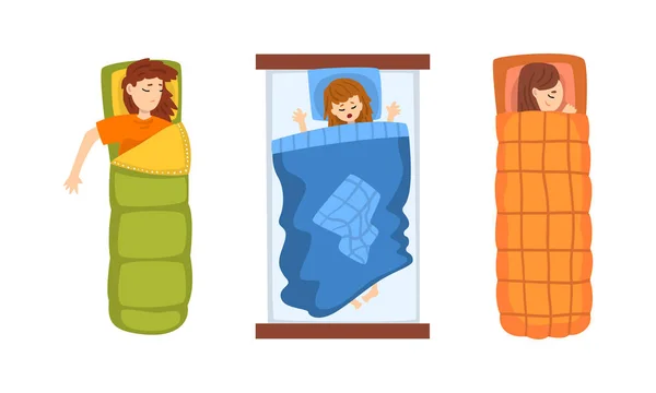 Mädchen schlafen in ihren Betten, Blick von oben auf Menschen, die sich nachts ausruhen Cartoon Vector Illustration — Stockvektor