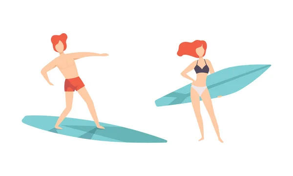 Set di persone in costumi da bagno Surf in mare, giovani surfisti in beachwear che svolgono attività all'aperto per il tempo libero in spiaggia con tavole da surf Flat Vector Illustrazione — Vettoriale Stock