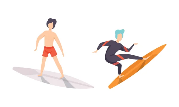 Set de personas en traje de baño Surf en el mar, Hombre Surfistas en ropa de playa Realización de actividades al aire libre en la playa con tablas de surf Vector plano Ilustración — Vector de stock