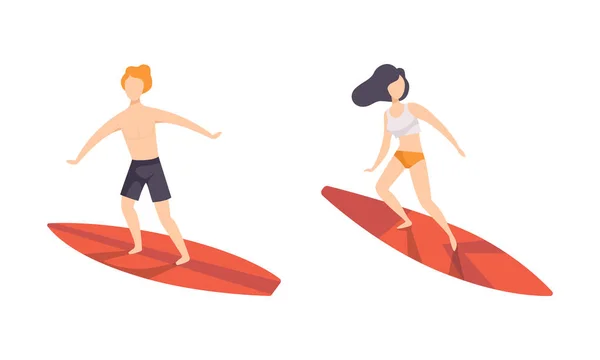 Set de personas Surfeando en el mar, Surfistas en ropa de playa Realizando actividades al aire libre en la playa con tablas de surf Vector plano Ilustración — Archivo Imágenes Vectoriales