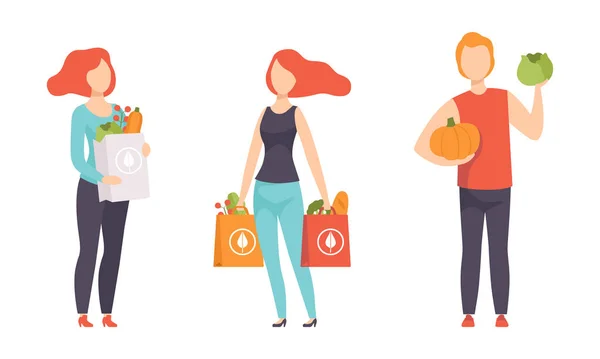 Hombre y mujer llevando bolsas de compras con compras con juego de comestibles, gente comprando verduras frescas y alimentos saludables Vector plano Ilustración — Archivo Imágenes Vectoriales