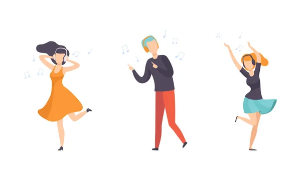 Set Happy People Listening to Music and Dancing, People Wearing Headphones Užíváme si poslech hudby s audio přehrávačem Flat Vector Illustration — Stockový vektor